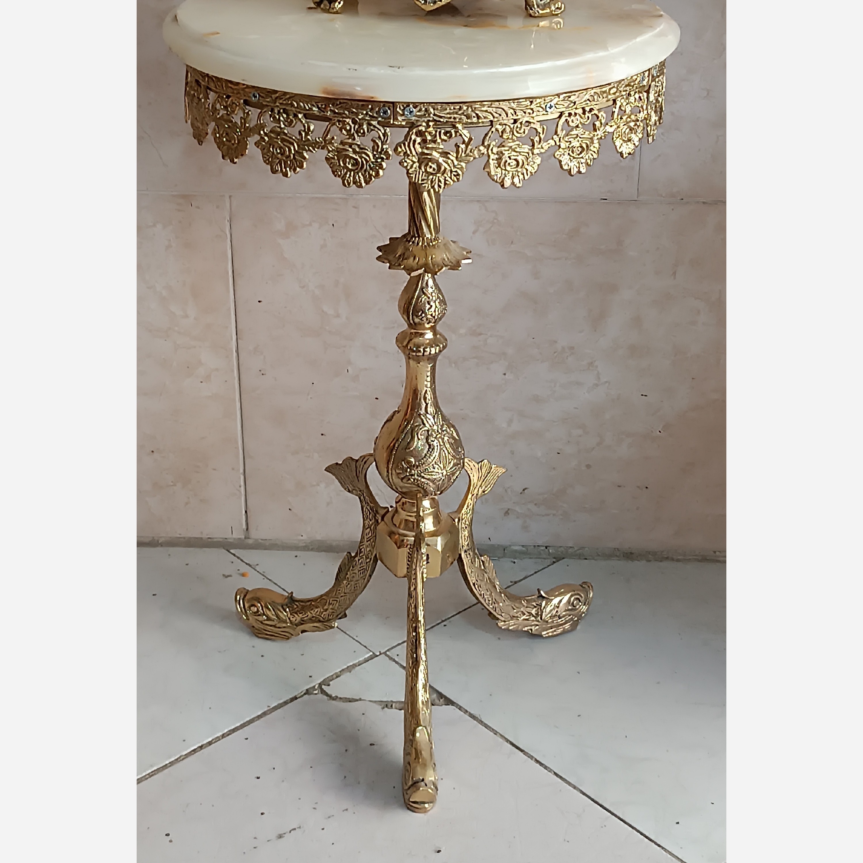 میز پایه ماهی برنجی طرح گل یاس قطر سنگ40  کد 715